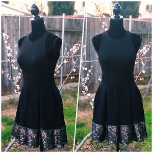 💰SOLD💰👯‍♀️Lil Black Dress w/Floral Design👯‍♀️